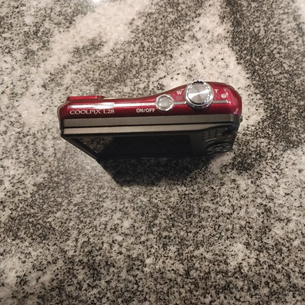 NIKON COOLPIX L28 Digital 20.1 Camera 5x zoom / SD Card included as pictured
